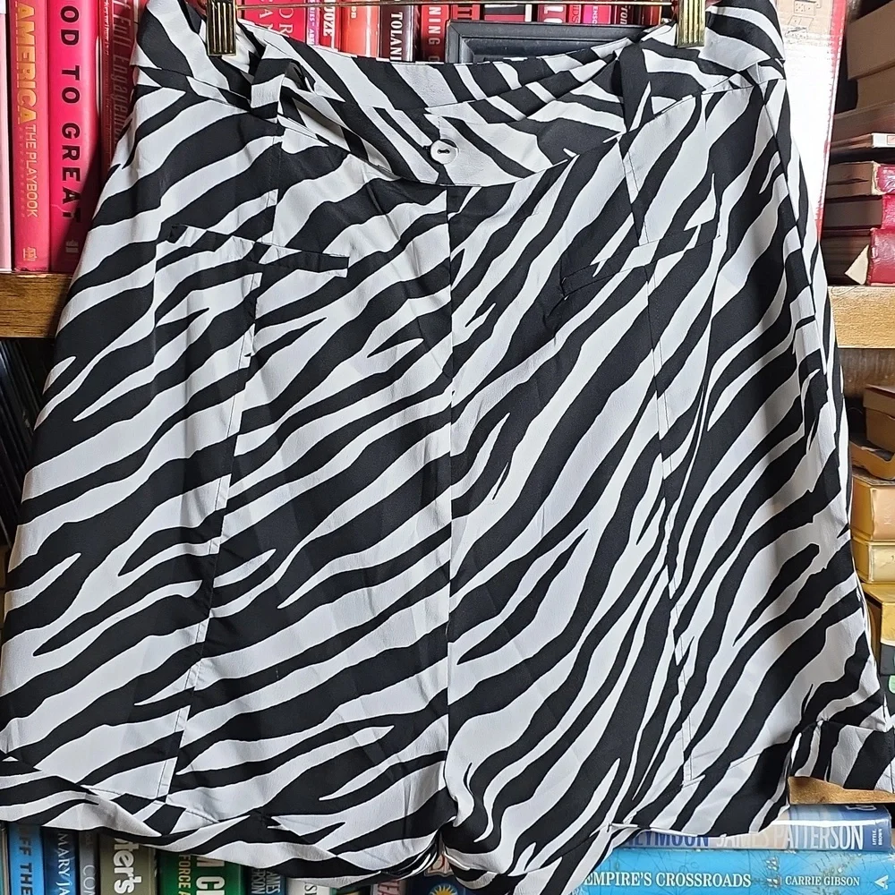 Walter Baker Zebra Shorts, Size 10 - Picture 6 of 10